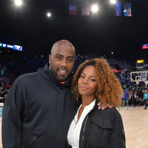 Un beau moment de complicité père-fille et une belle victoire pour Teddy Riner en vue des JO de Paris
 
Teddy Riner et sa compagne Luthna Plocus au match de NBA Game Paris 2020 entre les Bucks de Milwaukee et les Charlotte Hornet à l'AccorHotels Arena à Paris le 24 janvier 2020. © Veeren / Bestimage