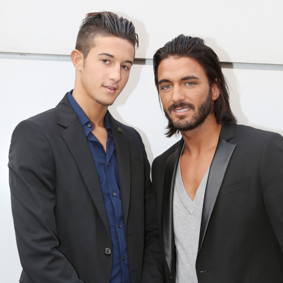 Son petit frère Tarek Benattia ainsi que son amoureux Thomas Vergara étaient de la partie.
Exclusif - Tarek Benattia et Thomas Vergara pendant que Nabilla Benattia enregistre a l'interieur - Nabilla Benattia, son compagnon Thomas Vergara et son frere Tarek Benattia a l'exterieur de la radio NRJ a Paris, le 21 Octobre 2013