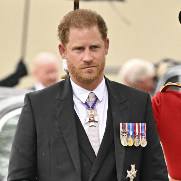 De quoi s'interroger sur l'attitude que va adopter son fils cadet Harry, époux de Meghan Markle et avec qui les relations sont très tendues : il va venir mais sans sa famille
Prince Harry - Cérémonie de couronnement du roi d'Angleterre à l'abbaye de Westminster de Londres Le prince Harry, duc de Sussex - Les invités arrivent à la cérémonie de couronnement du roi d'Angleterre à l'abbaye de Westminster de Londres