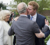 Le cancer de Charles III inquiète le pays mais pourrait signifier le rapprochement entre Harry et Charles
Charles et Camilla Parker Bowles avec le prince Harry - La famille royale d'Angleterre au Chelsea Flower show (exposition florale) a Londres le 21 mai 2013.