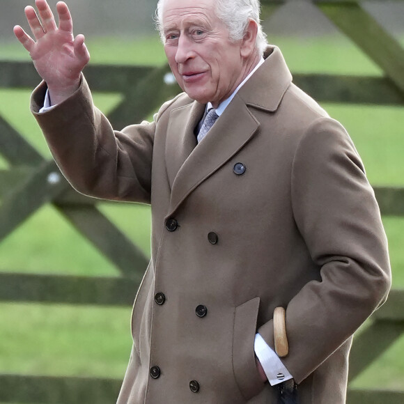 Le plus célèbre expert français de la monarchie s'est confié sur ce retour impromptu du vilain petit canard de la famille
Le roi Charles III d'Angleterre - Les membres de la famille royale britannique lors de la messe dominicale en l'église St-Mary Magdalene à Sandringham, le 7 janvier 2024. 