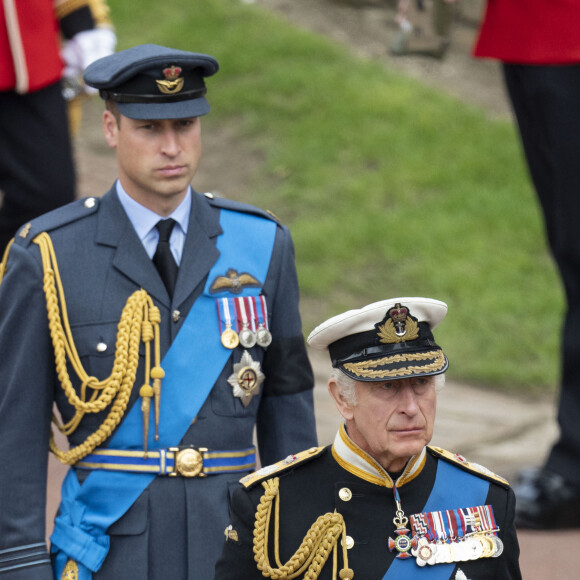 Le prince William, prince de Galles, Le roi Charles III d'Angleterre - Procession pédestre des membres de la famille royale depuis la grande cour du château de Windsor (le Quadrangle) jusqu'à la Chapelle Saint-Georges, où se tiendra la cérémonie funèbre des funérailles d'Etat de reine Elizabeth II d'Angleterre. Windsor, le 19 septembre 2022