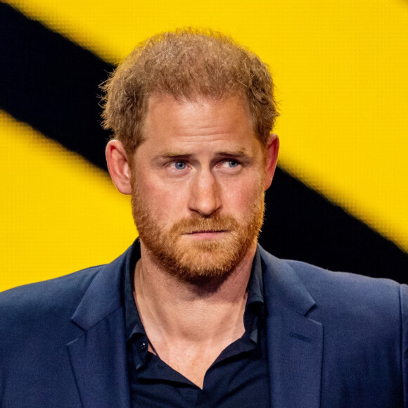 "Cette annonce est presque aussi surprenante que celle de la maladie du monarque. A Londres, ça ne s'est pas vu depuis le couronnement !" a précisé Stéphane Bern à Paris Match
Le prince Harry Duc de Sussex lors de la cérémonie de clôture des Invictus Games 2023 à Dusseldorf le 16 septembre 2023 Pictured: Prince Harry