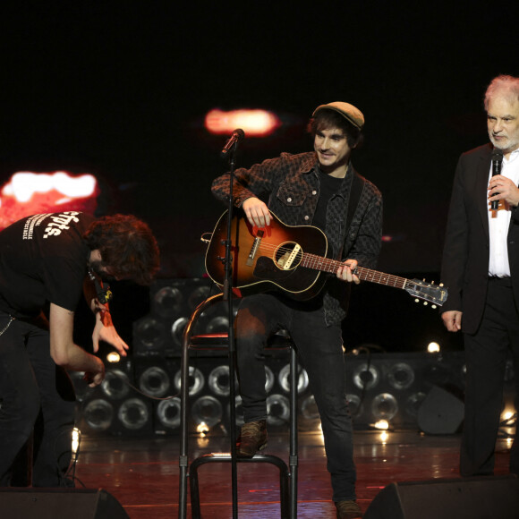 Gauvain Sers, Raphaël Mezrahi lors de la 10ème nuit de la déprime aux Folies Bergère à Paris le 5 février 2024. © Jack Tribeca / Bestimage