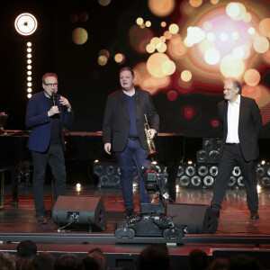 Jean-François Zygel, Romain Leleu, Raphaël Mezrahi lors de la 10ème nuit de la déprime aux Folies Bergère à Paris le 5 février 2024. © Jack Tribeca / Bestimage