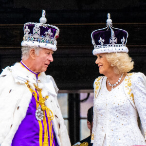 A 75 ans, le roi Charles III est bien plus robuste que certains pourraient le penser. A travers les âges, il a traversé de nombreuses épreuves en ce qui concerne sa santé.
Le roi Charles III d'Angleterre et Camilla Parker Bowles, reine consort d'Angleterre - La famille royale britannique salue la foule sur le balcon du palais de Buckingham lors de la cérémonie de couronnement du roi d'Angleterre à Londres