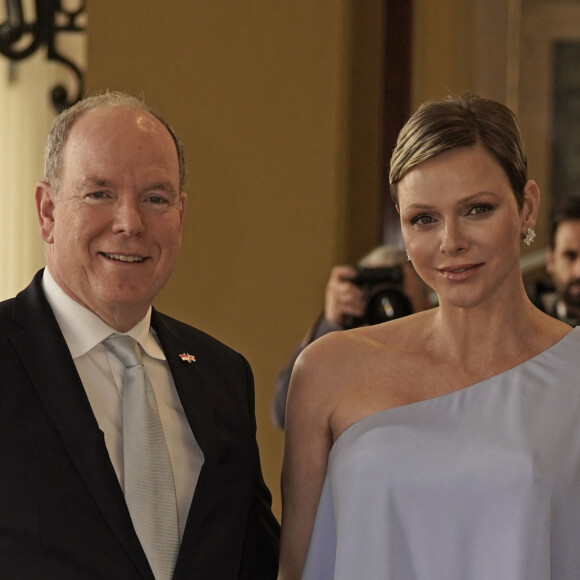 Réception organisée par le roi Charles III, pour les invités étrangers assistant à son couronnement au palais de Buckingham à Londres Le prince Albert II et la princesse Charlène de Monaco - Réception organisée par le roi Charles III, pour les invités étrangers assistant à son couronnement au palais de Buckingham à Londres, Royaume Uni.