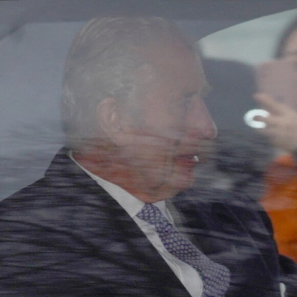 Il a désormais entamé un traitement.
Le roi Charles III et la reine Camilla quittent la Clarence House à Londres le 6 février 2024. Photo : Victoria Jones/PA Wire/ABACAPRESS.COM
