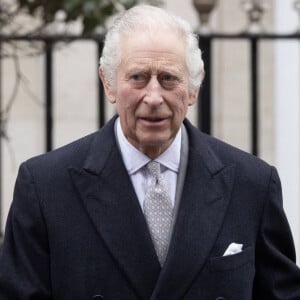 Ce dernier étant atteint d'une forme de cancer.
Le roi Charles III d'Angleterre quitte l'hôpital avec la reine consort Camilla après y avoir subi une opération de la prostate. Londres, le 29 janvier 2024. 