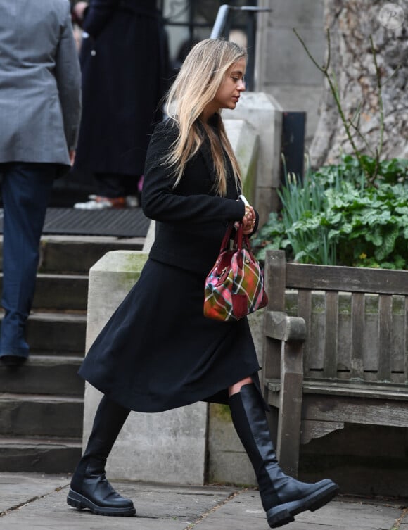 Sur Instagram, Lady Amelia Windsor a effectivement partagé une courte séquence dans laquelle elle sort de sa maison londonienne et descend les escaliers en culotte rouge.
Lady Amelia Windsor lors de l'hommage rendu à Vivienne Westwood et à son héritage en la cathédrale Southwark à Londres, Royaume Uni, le 16 février 2023.