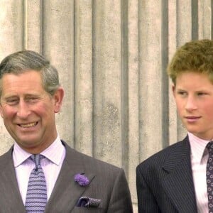 Le roi Charles III et ses fils, le prince William et le prince Harry.