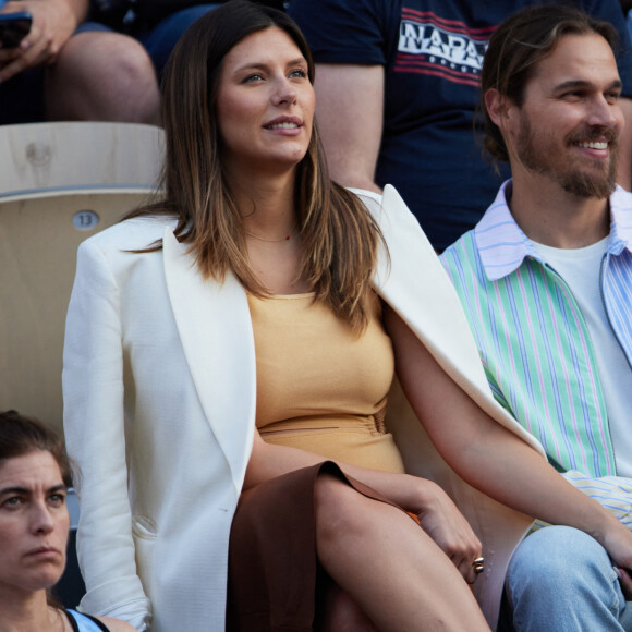 Camille Cerf (Miss France 2015), enceinte et son compagnon Théo Fleury dans les tribunes lors des Internationaux de France de Tennis de Roland Garros 2023. Paris, le 7 juin 2023. © Jacovides-Moreau / Bestimage