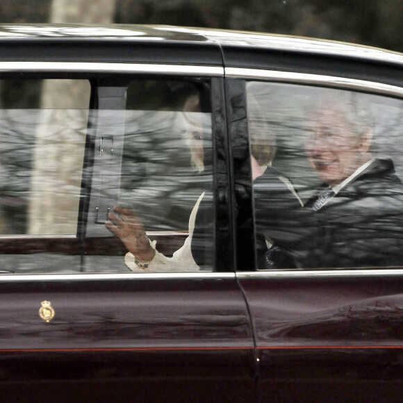 Le roi Charles III d'Angleterre et Camilla Parker Bowles, reine consort d'Angleterre partent en voiture de Clarence House à Londres pour prendre un hélicoptère pour Sandringham, le 6 février 2024. Le fils du roi Charles III, le prince Harry, est arrivé à Londres à midi après le diagnostic de cancer de son père.
