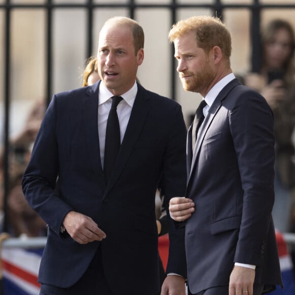 Le prince de Galles William, le prince Harry, duc de Sussex à la rencontre de la foule devant le château de Windsor, suite au décès de la reine Elisabeth II d'Angleterre.