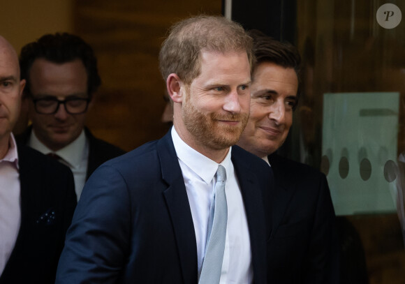 Le prince Harry n'a pas l'air plus déçu que cela de ne pas avoir vu son frère William.
Le prince Harry, duc de Sussex, quitte la Haute Cour de Londres.