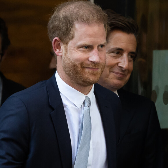 Le prince Harry n'a pas l'air plus déçu que cela de ne pas avoir vu son frère William.
Le prince Harry, duc de Sussex, quitte la Haute Cour de Londres.