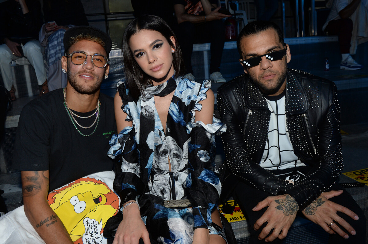 Photo : Daniel Alves, Neymar Jr. et sa compagne Bruna Marquezine assistent  au défilé Off White 