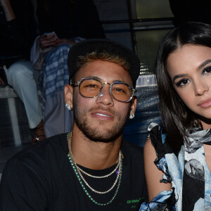 Daniel Alves, Neymar Jr. et sa compagne Bruna Marquezine assistent au défilé Off White "Collection Prêt-à-Porter Printemps/Eté 2019" lors de la Fashion Week de Paris, le 27 septembre 2018. © Veeren/CVS/Bestimage