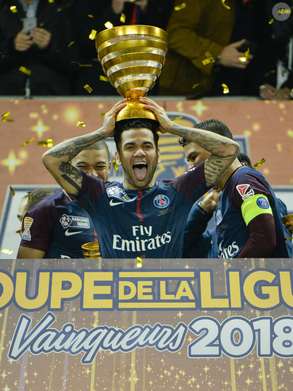 Daniel Alves - Le PSG remporte la finale de la coupe de la ligue de football contre l'AS Monaco sur le score de 3 buts à 0 à Bordeaux le 31 mars 2018.