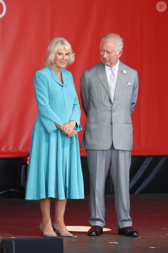 "Il se porte extrêmement bien, au vue des circonstances."
Le roi Charles III d'Angleterre et Camilla Parker Bowles, reine consort d'Angleterre, assistent à une fête en leur honneur sur la place de la Bourse à Bordeaux, le 22 septembre 2023.