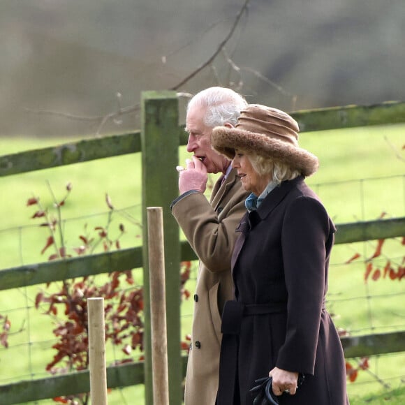 Le roi Charles III d'Angleterre et Camilla Parker Bowles, reine consort d'Angleterre, lors de la messe dominicale en l'église St-Mary Magdalene à Sandringham, le 4 février 2024.