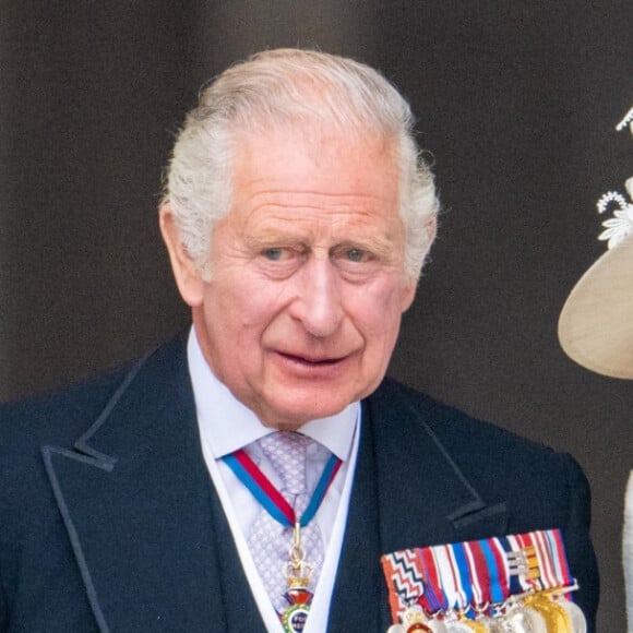 De passage à la cathédrale de Salisbury pour assister à une soirée musicale, son épouse, la reine consort Camilla, a donné quelques nouvelles plutôt rassurantes.
Le prince Charles, prince de Galles, et Camilla Parker Bowles, duchesse de Cornouailles - Les membres de la famille royale et les invités lors de la messe célébrée à la cathédrale Saint-Paul de Londres, dans le cadre du jubilé de platine (70 ans de règne) de la reine Elisabeth II d'Angleterre. Londres, le 3 juin 2022. 