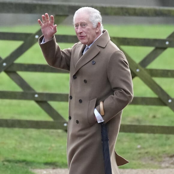 Mais alors qu'il se faisait opérer de la prostate, les médecins ont découvert que le roi Charles III était atteint d'une "forme de cancer".
Le roi Charles III d'Angleterre - Les membres de la famille royale britannique lors de la messe dominicale en l'église St-Mary Magdalene à Sandringham, le 7 janvier 2024.