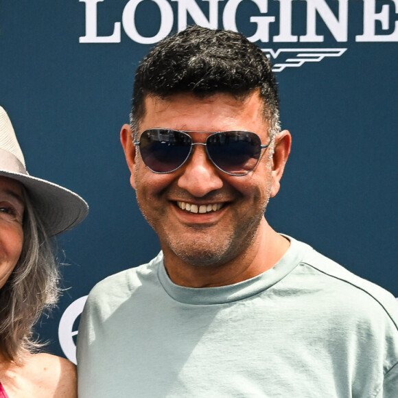 Anne Brochet et son compagnon au photocall de la 174e édition du Prix de Diane Longines à l'hippodrome de Chantilly, France, le 18 juin 2023. © Matthieu Mirville/Bestimage