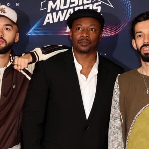 MC Solaar (Claude MC, Claude M'Baral) entre Bigflo et Oli (Florian et Olivio Ordoñez) au photocall de la 25ème cérémonie des "NRJ Music Awards (NMA)" au palais des Festivals et des Congrès de Cannes, France, le 10 novembre 2023. © Dominique Jacovides/Bestimage 