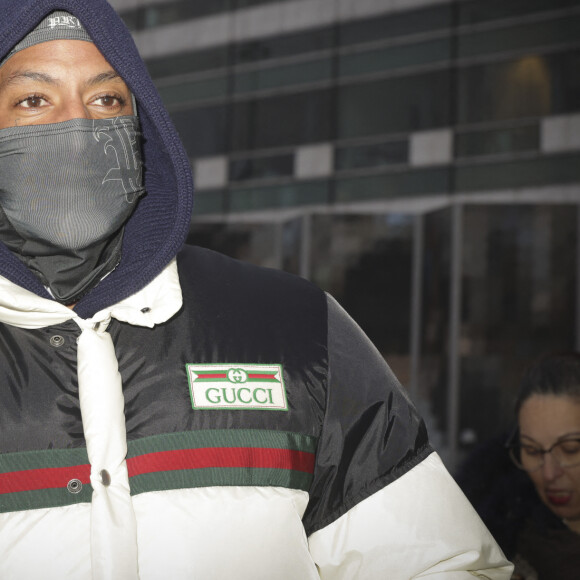 Au lendemain de la diffusion du reportage "Complément d'enquête " sur l'animateur Cyril Hanouna, l'animateur a tenu à réagir ce vendredi 1er décembre 2023, sur le parvis de France Télévision en enregistrant une mystérieuse séquence de Touche pas à mon poste. Et à la surprise des quelques fans de TPMP présents, le rappeur Booba s'est invitée à ce rassemblement, à Paris, France, 1er décembre 2023. © Jack Tribeca/bestimage