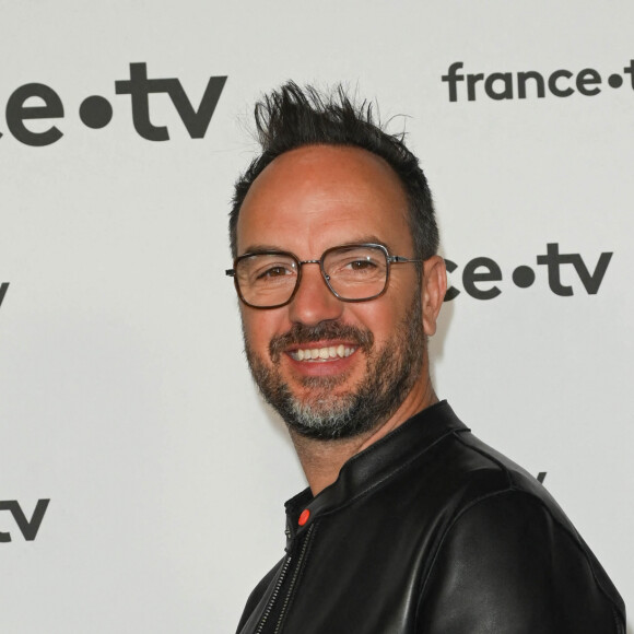 "Ça ne m'a pas inquiété parce que Jarry est un ami déjà. Il était, l'été dernier, chez moi, dans ma maison", plaisantait-il d'abord. 
Jarry au photocall pour la conférence de presse de rentrée de France TV à la Grande Halle de la Villette à Paris, France, le 6 juillet 2022. © Coadic Guirec/Bestimage