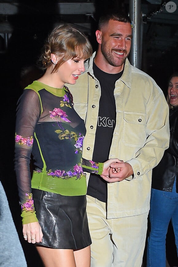 Taylor Swift et son compagnon Travis Kelce à la sortie de l'hôtel "Waverly Inn" à New York, le 15 octobre 2023.