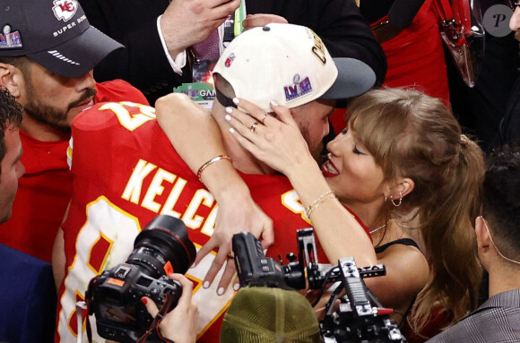 L'occasion pour la chanteuse et le footballeur d'un beau câlin

Taylor Swift et Travis Kelce au Super Bowl.(Credit Image: © Charles Baus/Cal Sport Media)