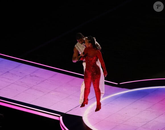 Alicia Keys a été critiquée par les internautes pour quelques fausses notes et sa proximité avec Usher
 
Usher et Alicia Keys au Super Bowl 58 à Las Vegas.(Credit Image: © Charles Baus/Cal Sport Media)