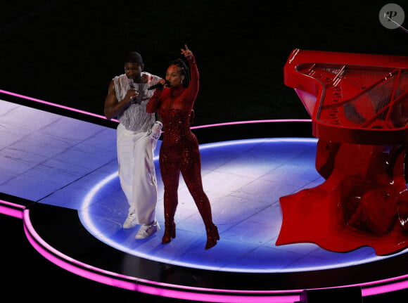 "La performance de ce soir n'était rien d'autre qu'incroyable avec ces deux géants !", ajoute le mari d'Alicia Keys
 
Usher et Alicia Keys au Super Bowl 58 à Las Vegas.(Credit Image: © Charles Baus/Cal Sport Media)