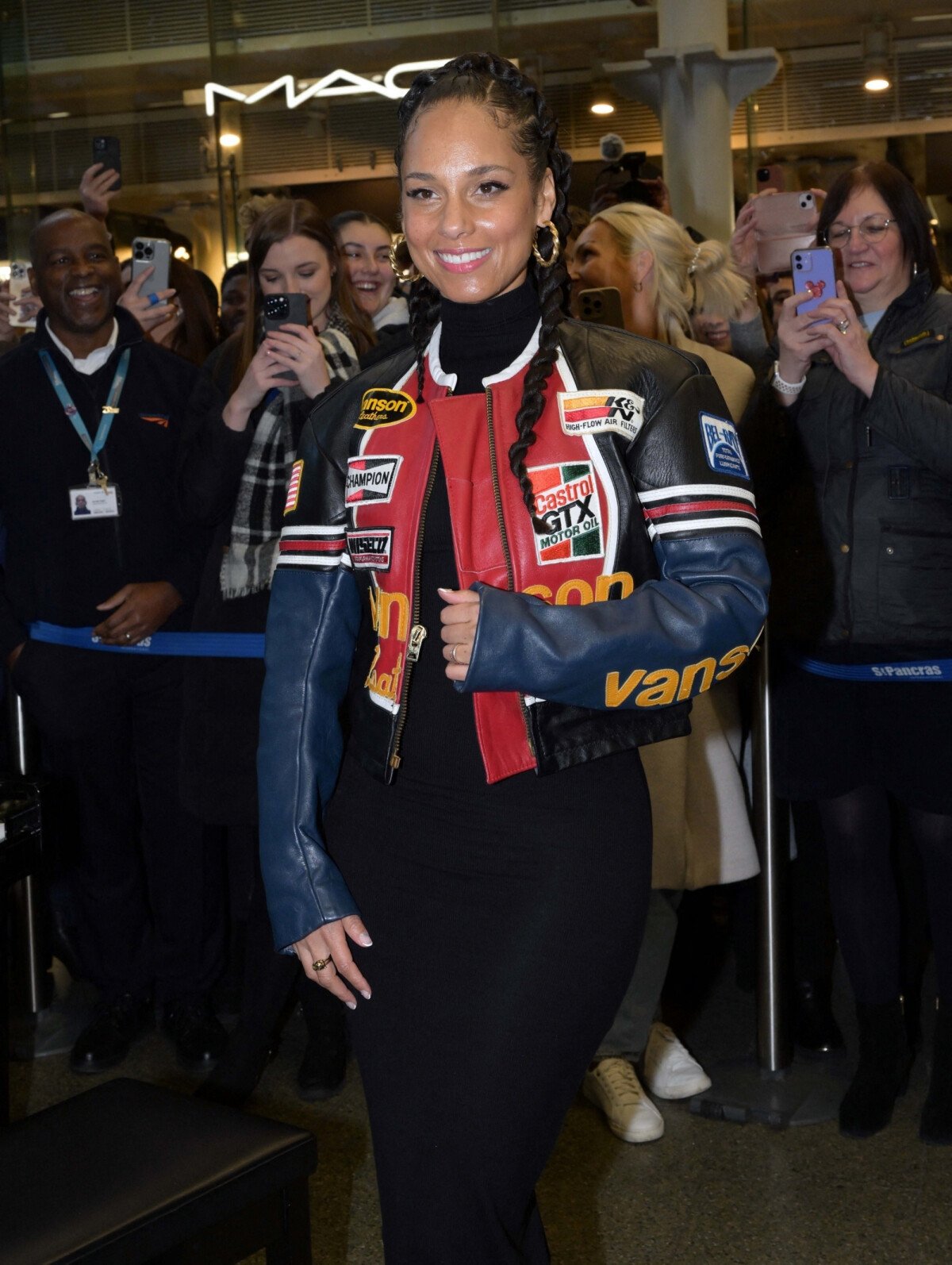 Photo : Alicia Keys joue du piano à la gare de St Pancras à Londres