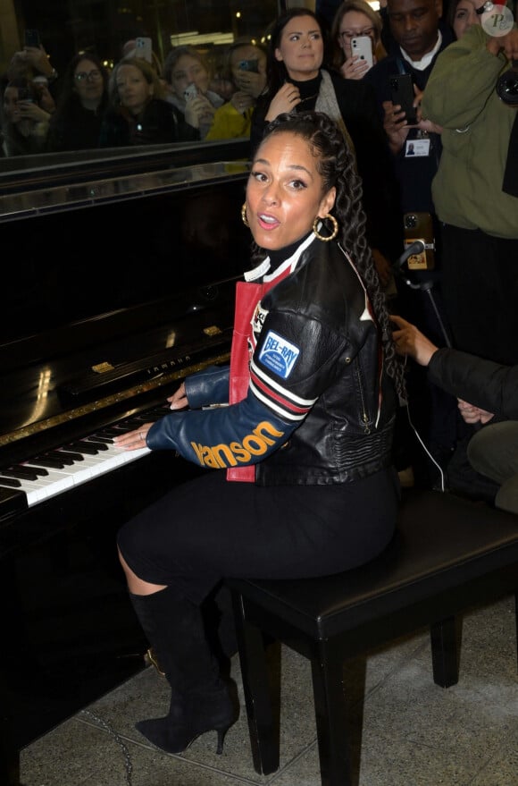 Alicia Keys joue du piano à la gare de St Pancras à Londres, pour le plus grand plaisir des passants, le 11 décembre 2023. Lors de ce mini-concert improvisé, la star a interprété quelques uns de ses succès dont son dernier titre "Lifeline", extrait de la bande originale du film "The Color Purple".