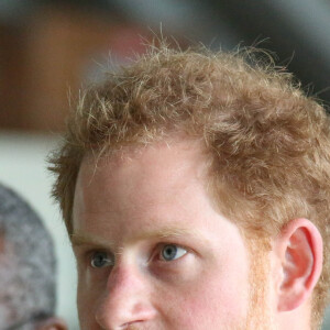 Le prince Harry rencontre les membres de la Barbados Defence Force (BDF) sur la base militaire Paragon à la Barbade, dans le cadre de son voyage aux Caraïbes, le 1er décembre 2016. 