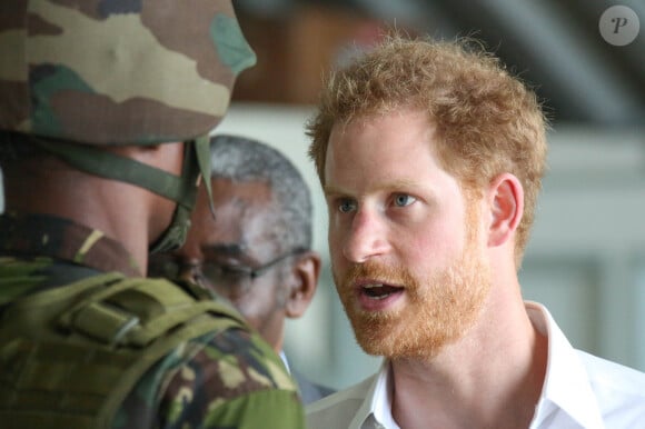 Le prince Harry rencontre les membres de la Barbados Defence Force (BDF) sur la base militaire Paragon à la Barbade, dans le cadre de son voyage aux Caraïbes, le 1er décembre 2016. 