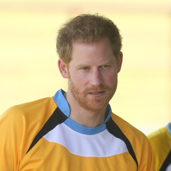 Le prince Harry participe à un match d'exhibition de cricket lors du ''Daren Sammy Cricket Ground'' à Sainte-Lucie le 25 novembre 2016 