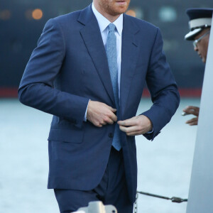 Le prince Harry assiste à une revue militaire lors de son arrivée à Pointe Séraphine sur l'île de Sainte-Lucie dans le cadre de son voyage officiel dans les Caraïbes. Sainte-Lucie, le 24 novembre 2016. 