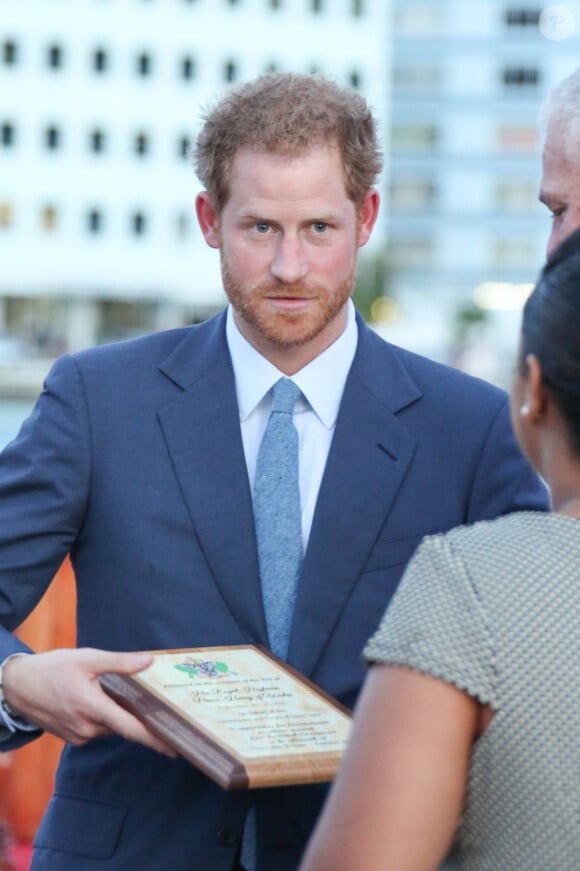 Le prince Harry assiste à une revue militaire lors de son arrivée à Pointe Séraphine sur l'île de Sainte-Lucie dans le cadre de son voyage officiel dans les Caraïbes. Sainte-Lucie, le 24 novembre 2016. 
