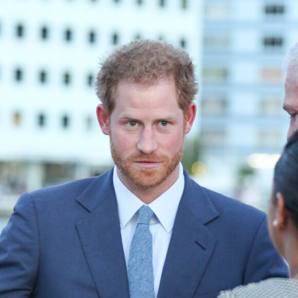 Le prince Harry assiste à une revue militaire lors de son arrivée à Pointe Séraphine sur l'île de Sainte-Lucie dans le cadre de son voyage officiel dans les Caraïbes. Sainte-Lucie, le 24 novembre 2016. 