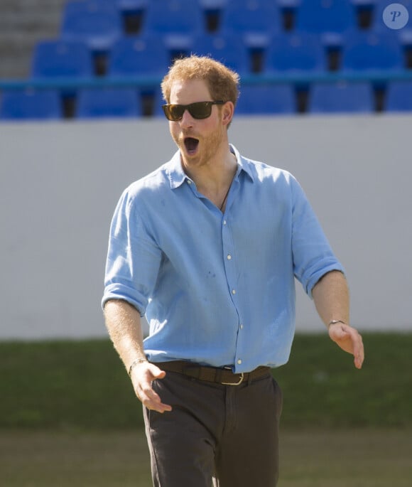 D'après Petronella Wyatt, journaliste et amie de Camilla, au Télégraph, Harry "préférait ne pas être dans la même pièce que sa belle-mère lorsqu'il parlait au roi de son diagnostic de cancer."
Le prince Harry a rencontré le joueur de cricket Viv Richards et des jeunes lors du Festival Youth Sports lors de sa visite au stade Sir Vivian Richards à Antigua, à l'occasion de son voyage officiel de 15 jours dans les Caraïbes. Le 21 novembre 2016 