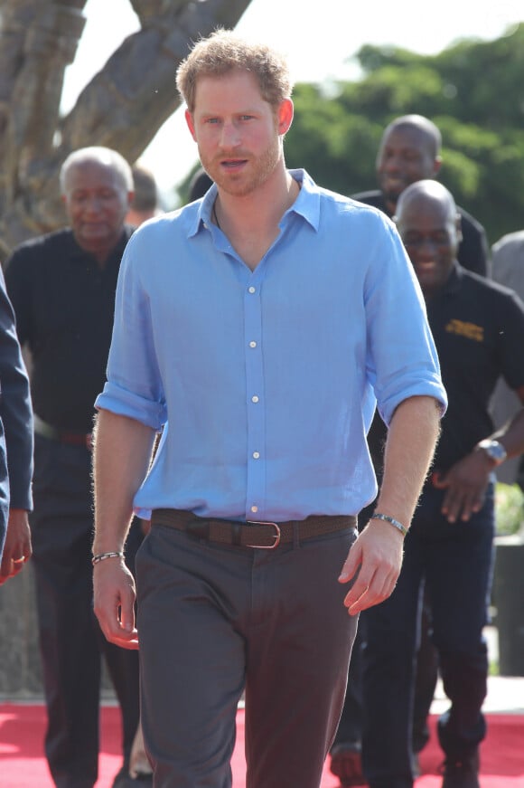 Le prince Harry en visite avec les célèbres joueurs de cricket Sir Viv Richards Sir Garfield Sobers et Curtley Ambrose lors d'un entraînement d'enfants au stade de cricket Sir Vivian Richards à Saint John's, le 21 novembre 2016 à l'occasion de son voyage officiel de 15 jours dans les Caraïbes. 