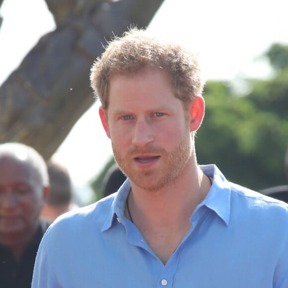 Le prince Harry en visite avec les célèbres joueurs de cricket Sir Viv Richards Sir Garfield Sobers et Curtley Ambrose lors d'un entraînement d'enfants au stade de cricket Sir Vivian Richards à Saint John's, le 21 novembre 2016 à l'occasion de son voyage officiel de 15 jours dans les Caraïbes. 