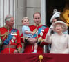 Dans "Spare", ses mémoires, Harry n'a épargné presqu'aucun membre de la famille royale. Camilla en a pris pour son grade, lui qui la qualifie de femme "dangereuse" et "méchante"
Camilla Parker-Bowles, duchesse de Cornouailles, le prince Charles, prince de Galles la reine Elisabeth II d'Angleterre,James Mountbatten-Windsor, le prince William, duc de Cambridge, Catherine Kate Middleton, la duchesse de Cambridge , le prince George de Cambridge et le prince Harry - La famille royale d'Angleterre au balcon lors de la "Trooping the Colour Ceremony" au palais de Buckingham à Londres, le 13 juin 2015 qui célèbre l'anniversaire officiel de la reine. 