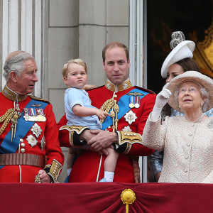 Dans "Spare", ses mémoires, Harry n'a épargné presqu'aucun membre de la famille royale. Camilla en a pris pour son grade, lui qui la qualifie de femme "dangereuse" et "méchante"
Camilla Parker-Bowles, duchesse de Cornouailles, le prince Charles, prince de Galles la reine Elisabeth II d'Angleterre,James Mountbatten-Windsor, le prince William, duc de Cambridge, Catherine Kate Middleton, la duchesse de Cambridge , le prince George de Cambridge et le prince Harry - La famille royale d'Angleterre au balcon lors de la "Trooping the Colour Ceremony" au palais de Buckingham à Londres, le 13 juin 2015 qui célèbre l'anniversaire officiel de la reine. 