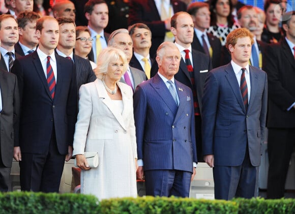 Si Harry a pu évoquer la maladie avec Charles le temps de quelques minutes, pas question de croiser Camilla Parker Bowles
Le prince Harry, entouré du prince William, du prince Charles et de Camilla Parker Bowles, duchesse de Cornouailles, a assisté à la cérémonie d'ouverture des Invictus Games au stade olympique de Londres. Le 10 septembre 2014 