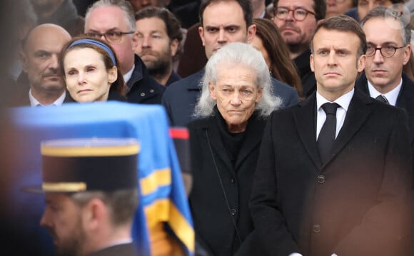 Judith Badinter, Elisabeth Badinter, le président de la République Emmanuel Macron - Hommage national à Robert Badinter devant le ministère de la Justice sur la place Vendôme à Paris le 14 février 2024. L'ancien garde des Sceaux, artisan de l'abolition de la peine de mort, est décédé vendredi dernier à l'âge de 95 ans. © Dominique Jacovides/Bestimage